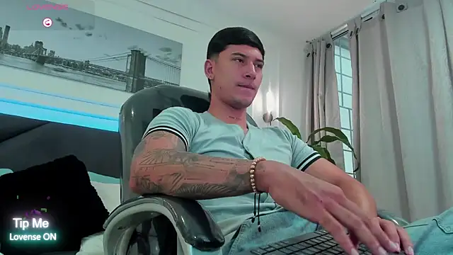 Snapshot of Damian23__ chatting on January 8, 12:33 pm Damian23 online show from January 8, 12:33 pm