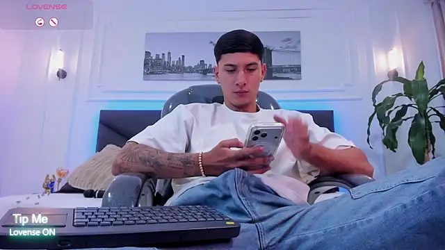 Snapshot of Damian23__ chatting on December 22, 1:00 pm Damian23 online show from December 22, 1:00 pm