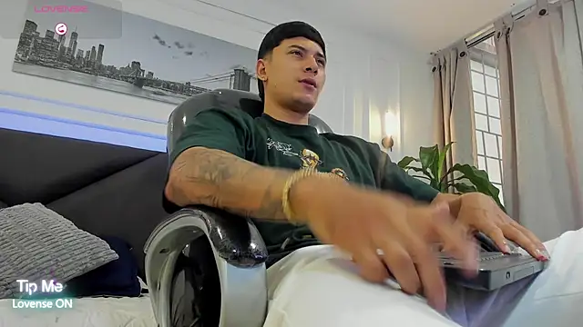 Snapshot of Damian23__ chatting on February 17, 12:24 pm Damian23 online show from February 17, 12:24 pm