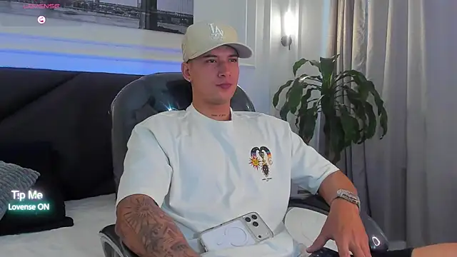 Snapshot of Damian23__ chatting on February 11, 12:38 pm Damian23 online show from February 11, 12:38 pm