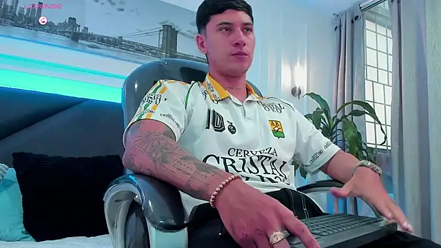 Snapshot of Damian23__ chatting on January 9, 12:34 pm Damian23 online show from January 9, 12:34 pm