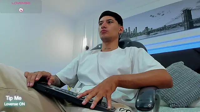 Snapshot of Damian23__ chatting on January 14, 12:31 pm Damian23 online show from January 14, 12:31 pm