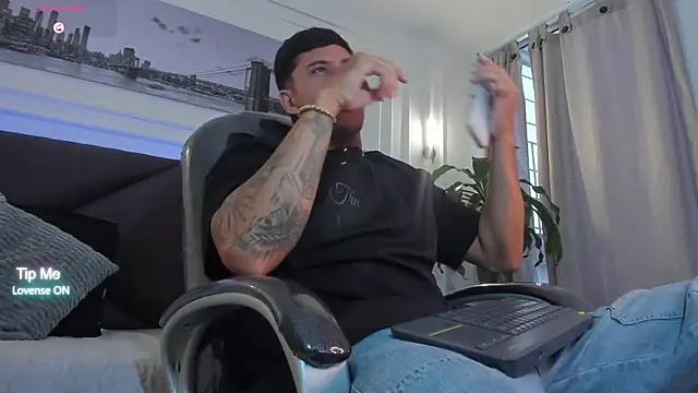 Snapshot of Damian23__ chatting on March 1, 8:20 pm Damian23 online show from March 1, 8:20 pm