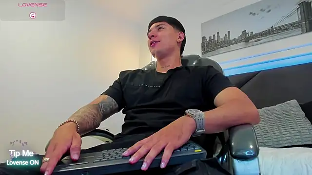 Snapshot of Damian23__ chatting on February 15, 10:58 am Damian23 online show from February 15, 10:58 am