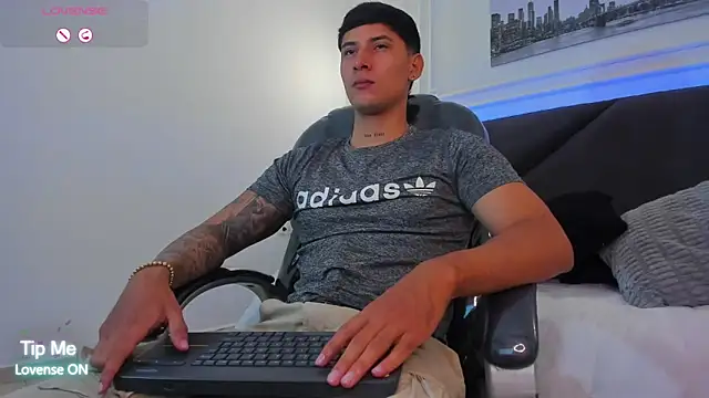 Snapshot of Damian23__ chatting on February 2, 1:21 pm Damian23 online show from February 2, 1:21 pm