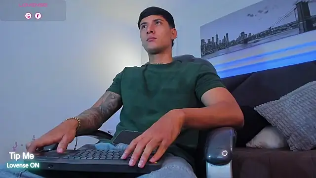 Snapshot of Damian23__ chatting on February 3, 10:53 am Damian23 online show from February 3, 10:53 am