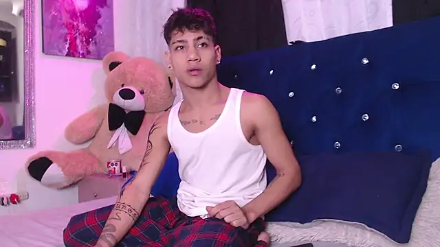 Snapshot of Sexys_Boys_Hot1 chatting on September 21, 1:22 am Sexys Boys Hot1 online show from September 21, 1:22 am