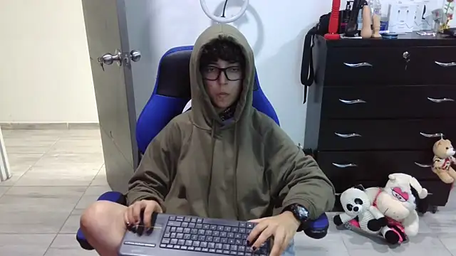 thomascooper7 online show from March 25, 7:24 pm