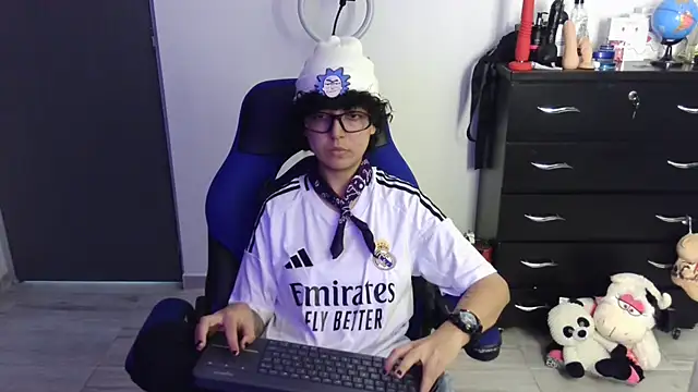 thomascooper7 online show from April 15, 7:58 pm