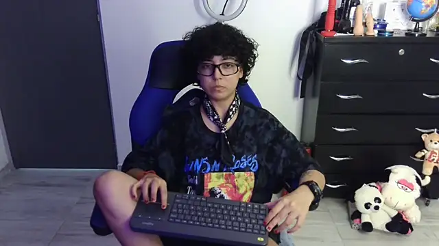 thomascooper7 online show from April 3, 8:37 pm