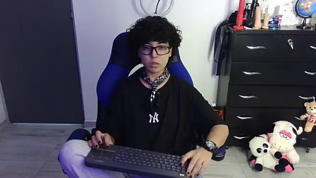 thomascooper7 online show from April 8, 8:21 pm