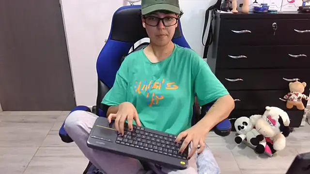 thomascooper7 online show from December 14, 6:46 pm