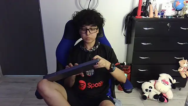 thomascooper7 online show from April 13, 7:07 pm