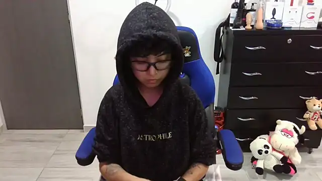 thomascooper7 online show from January 13, 8:13 pm