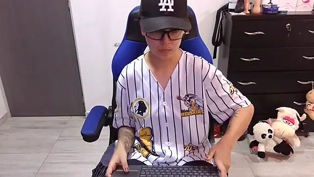 thomascooper7 online show from November 30, 7:36 pm