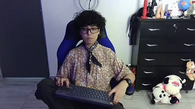 thomascooper7 online show from April 12, 8:34 pm