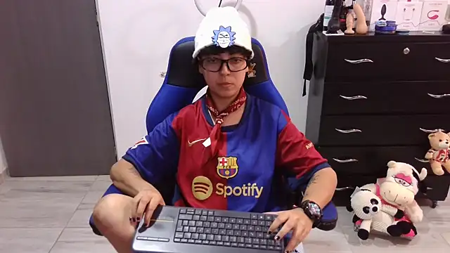 thomascooper7 online show from January 11, 7:10 pm