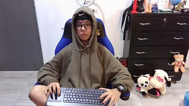 thomascooper7 online show from April 29, 10:49 pm
