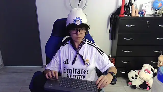 thomascooper7 online show from April 15, 7:40 pm