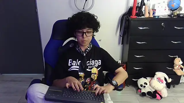 thomascooper7 online show from April 17, 8:33 pm