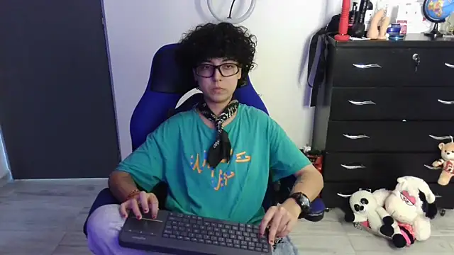 thomascooper7 online show from April 7, 6:43 pm