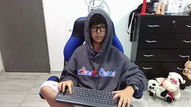 thomascooper7 online show from March 13, 2:05 am