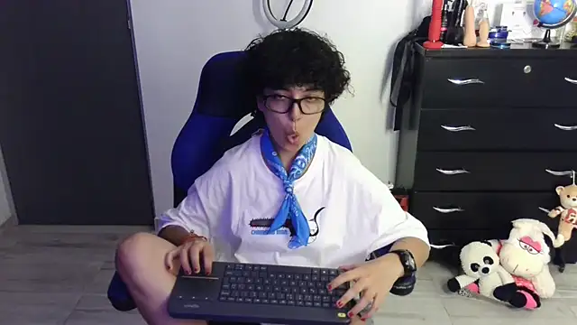 thomascooper7 online show from April 4, 11:11 pm