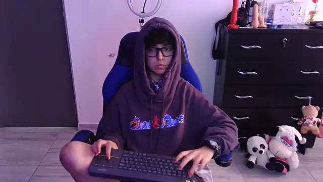 thomascooper7 online show from March 5, 7:43 pm