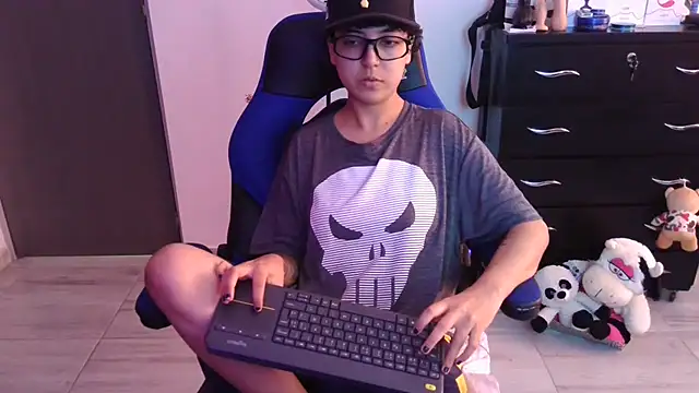 thomascooper7 online show from December 18, 7:07 pm