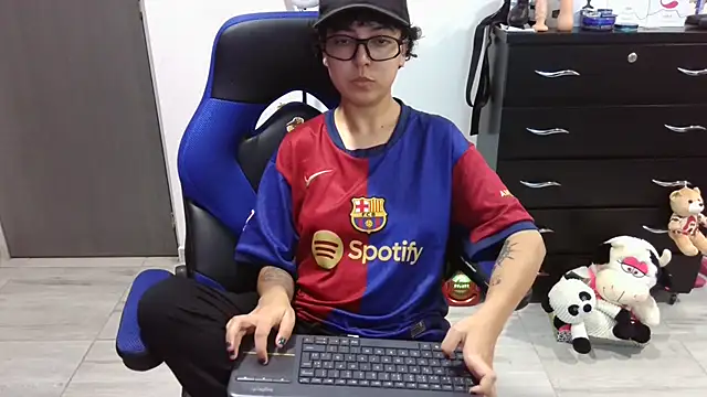 thomascooper7 online show from December 13, 8:04 pm