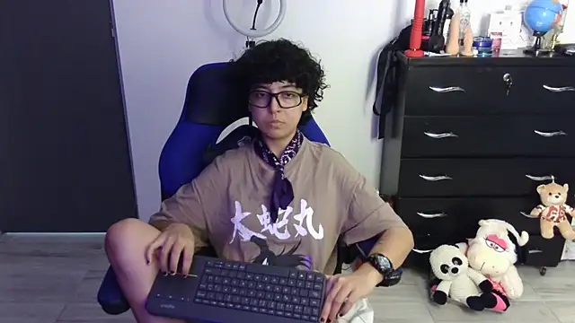 thomascooper7 online show from April 16, 9:39 pm