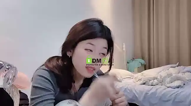 Snapshot of MM_YY_SS chatting on January 2, 2:35 pm MM YY SS online show from January 2, 2:35 pm