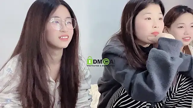 Snapshot of MM_YY_SS chatting on December 23, 2:17 pm MM YY SS online show from December 23, 2:17 pm