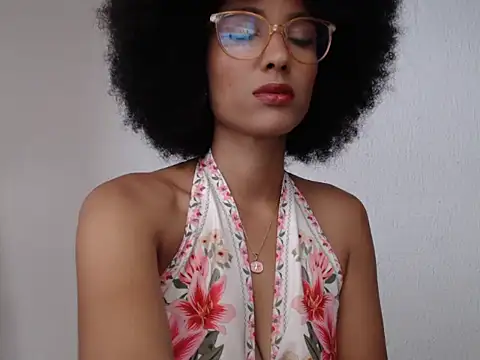 violettamartins online show from May 9, 9:40 pm
