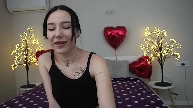 NikkiGoldSide online show from March 3, 1:45 pm