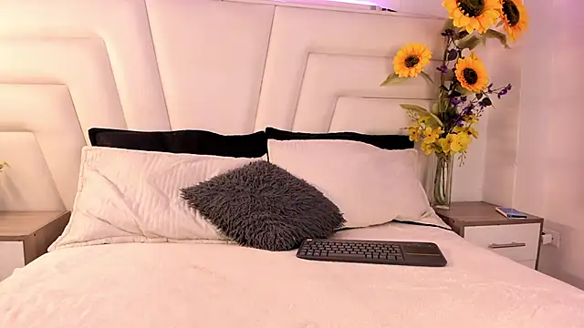 Nessa2905 online show from September 24, 2:40 am