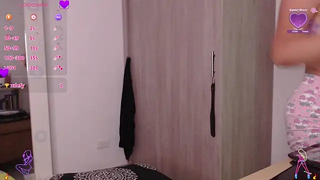 Snapshot of scarlett_diamond11 chatting on October 6, 1:07 am scarlett diamond11 online show from October 6, 1:07 am