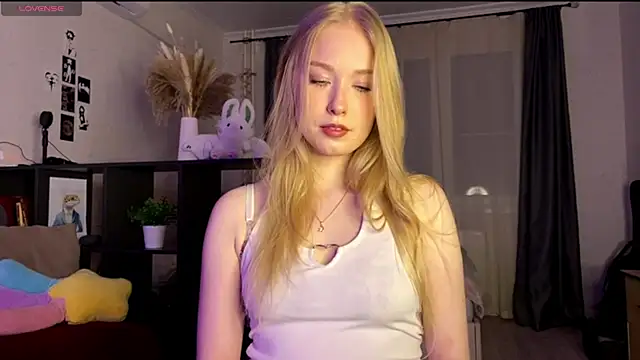 Snapshot of SweetDarcy chatting on October 23, 3:21 pm SweetDarcy online show from October 23, 3:21 pm