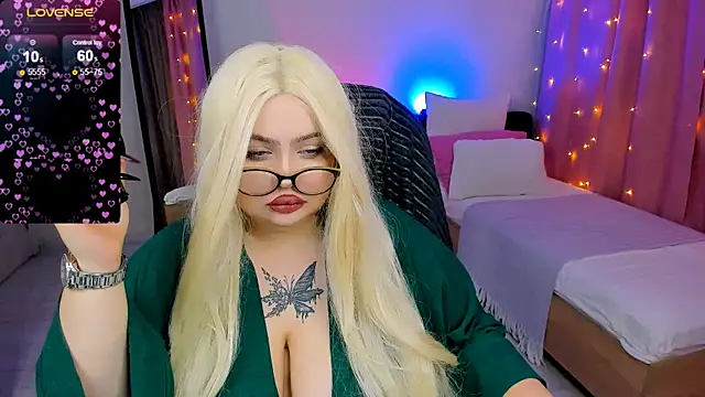 Snapshot of love_insidee chatting on February 2, 3:39 pm love insidee online show from February 2, 3:39 pm