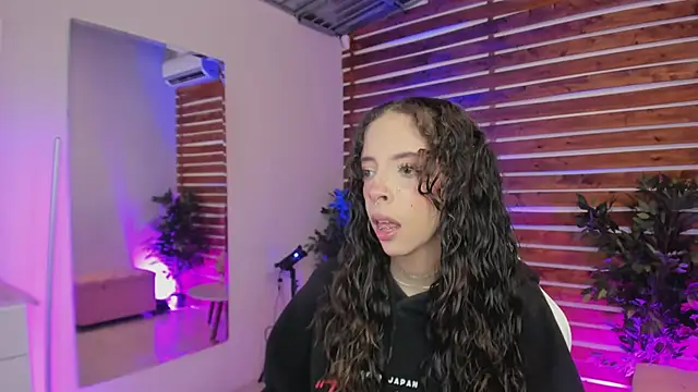 Sapphire Venuss online show from February 26, 1:49 am