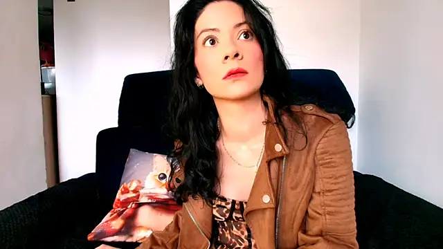 Snapshot of miabeautyxx chatting on May 5, 2:20 pm miabeautyxx online show from May 5, 2:20 pm