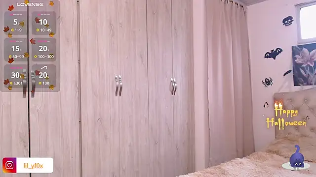 Snapshot of lily_f00x chatting on October 24, 1:32 pm lily f00x online show from October 24, 1:32 pm