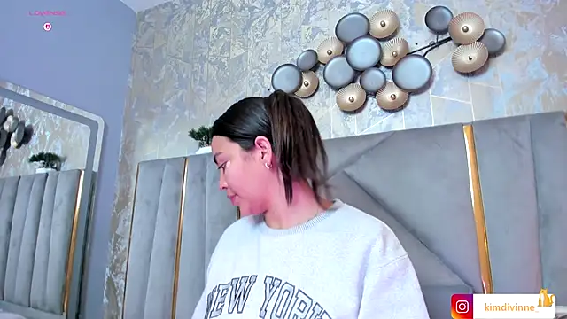 KimDevinne online show from October 4, 3:30 am