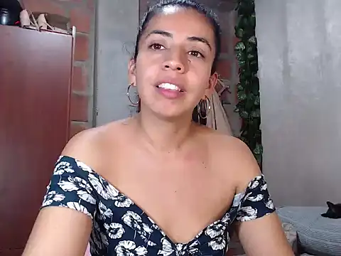 Snapshot of anngela01 chatting on January 17, 12:31 am anngela01 online show from January 17, 12:31 am