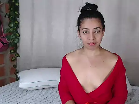 Snapshot of anngela01 chatting on February 2, 4:22 pm anngela01 online show from February 2, 4:22 pm