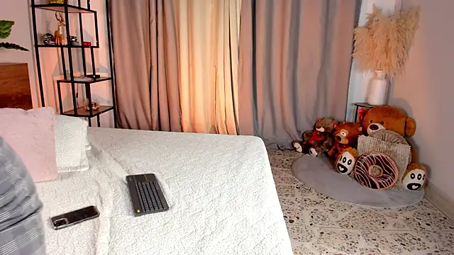 amber maxwell online show from April 4, 8:15 pm