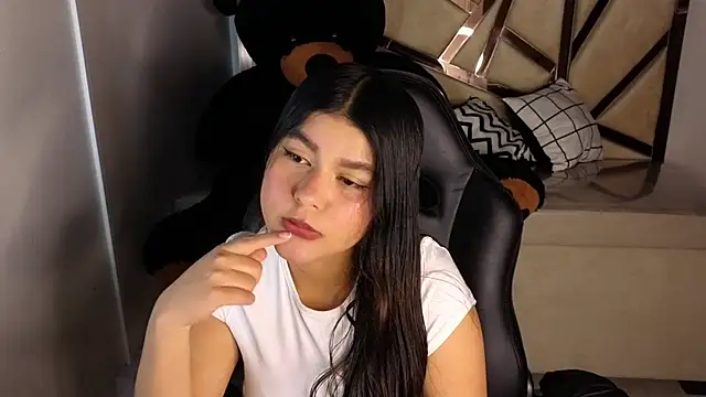 Snapshot of emmalee_01a chatting on February 6, 10:58 am emmalee 01a online show from February 6, 10:58 am