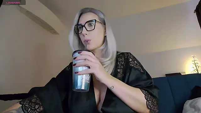 KhloeK online show from November 20, 12:06 pm