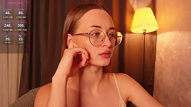 Tiffanyhunt online show from December 3, 1:32 pm