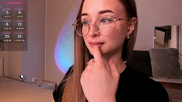 Tiffanyhunt online show from October 28, 1:10 pm